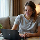 Icon für Online-Komfort, dargestellt durch eine Person, die bequem von zu Hause aus an einem Laptop arbeitet.